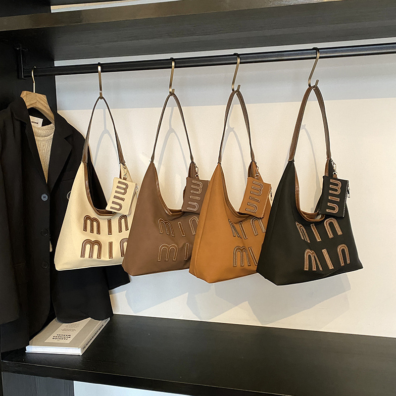 Fashionable large-capacity tote bag for women 2025 new autumn and winter casual niche design retro commuter single-shoulder bag Application Scenario