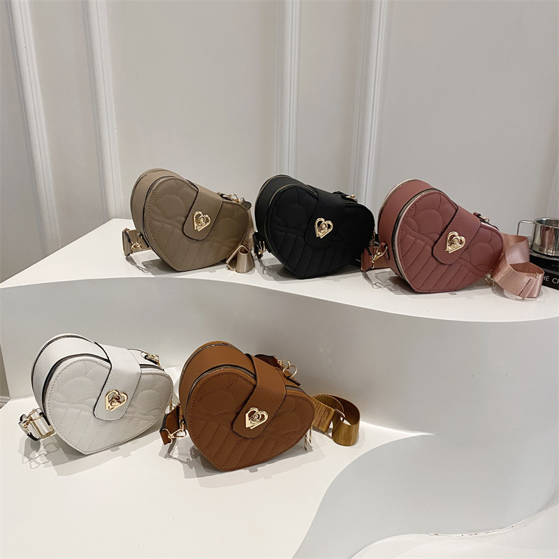 Korean-style fashionable heart-shaped diamond checkered women's small bag, trendy and stylish single-shoulder bag, solid-color trendy small bag, crossbody bag Application Scenario