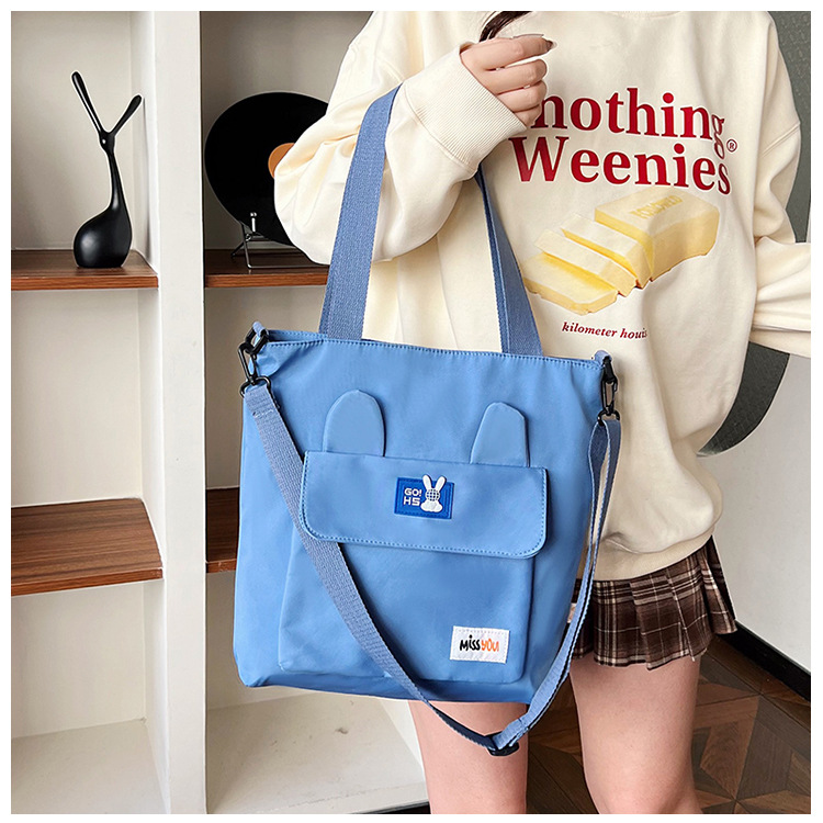 Large-capacity single-shoulder crossbody bag, 2024 new style simple and versatile commuter tote bag, student tutorial bag, handbag for women Application Scenario
