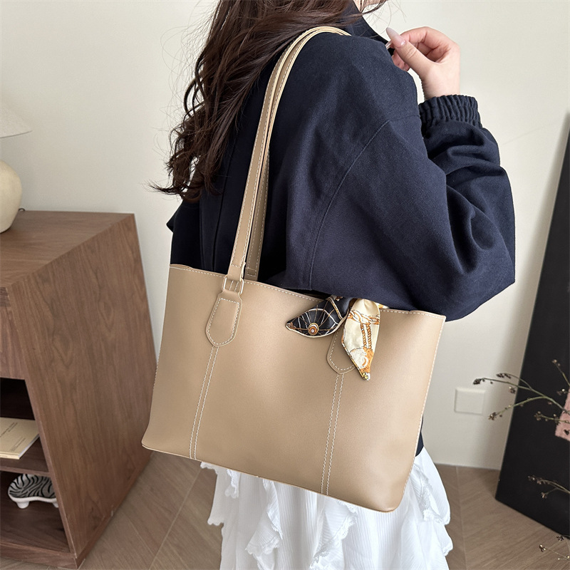 New trendy and niche casual underarm bag with large capacity and retro European and American style, simple ins single-shoulder bag and bucket bag details Picture