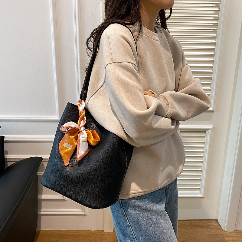 Underarm mother bag for women, 2024 new autumn and winter retro fashion bucket bag, solid color, texture, versatile shoulder bag Specification drawing
