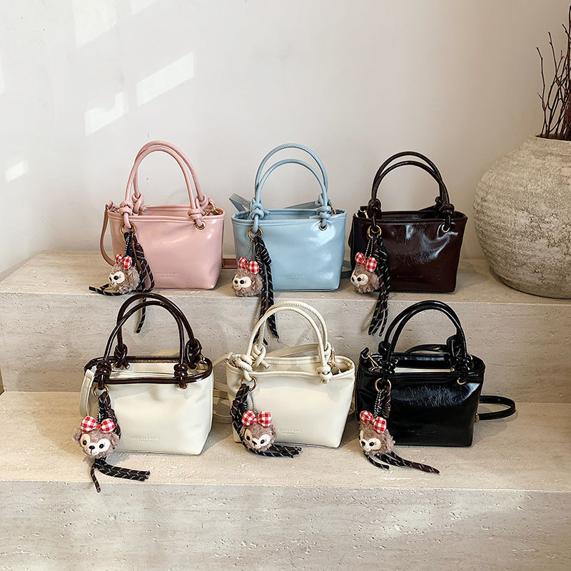 Spring 2025 new style fashionable retro texture solid color commuter single-shoulder crossbody bag, minimalist hand-held bucket bag Application Scenario