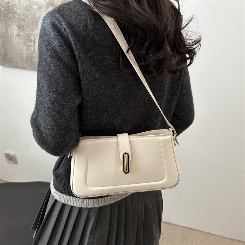 Solid color minimalist small square bag 2025, a personalized and versatile commuter crossbody bag, a trendy and niche lockable single-shoulder bag details Picture