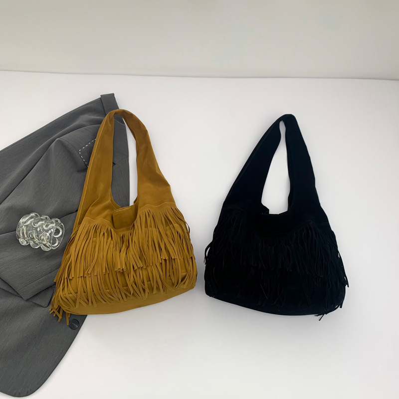 Korean fringed bag 2024 New style, fashionable large-capacity retro tote bag, casual commuting, high-end underarm bag Application Scenario