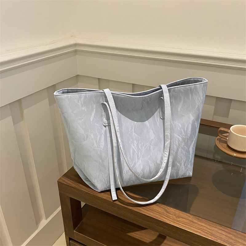 The new large-capacity solid-color autumn 2024 collection features a fashionable, retro and simple women's single-shoulder underarm commuter tote bag full figure