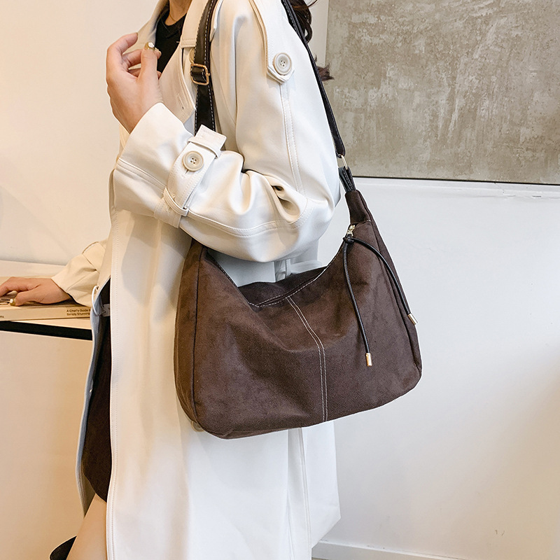A niche and simple underarm bag for women, a large-capacity single-shoulder large bag, a new fashionable and versatile commuter tote bag for women Specification drawing