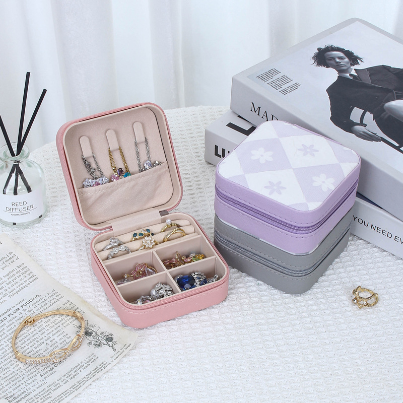 The new portable jewelry box exudes a sweet and high-end charm. It features jewelry, necklaces, rings, earrings, stud accessories, and is suitable for home storage and cross-border use Specification drawing