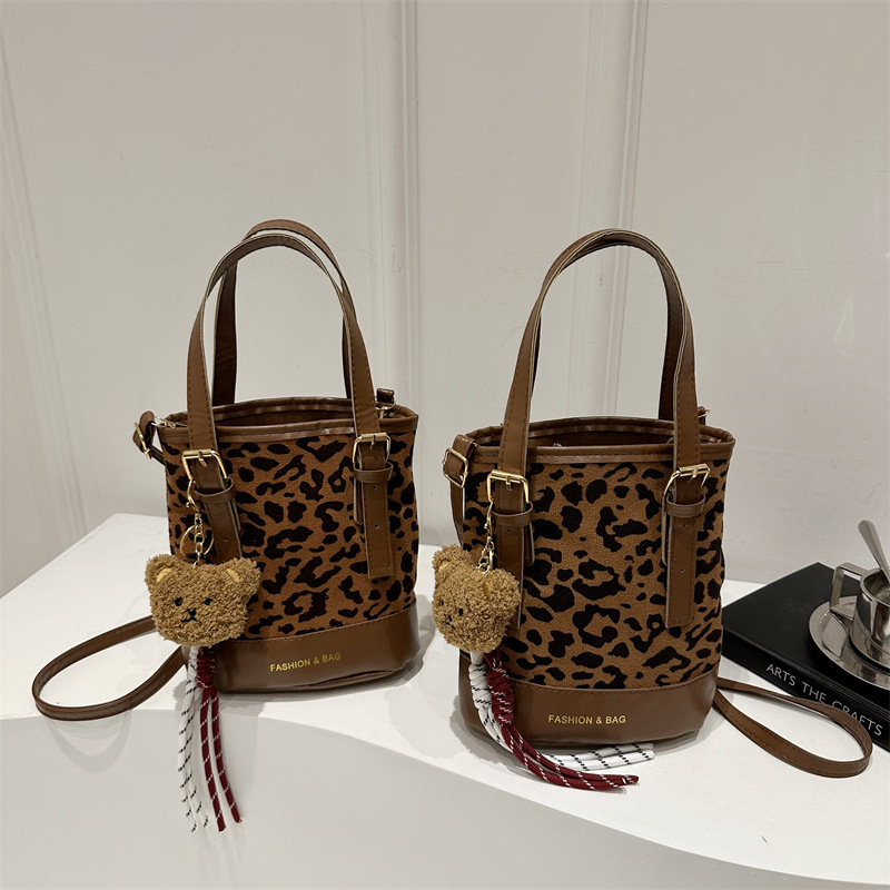 A new 2024 winter single-shoulder crossbody bag for women from a niche Korean brand, featuring a high-end and retro hand-held bucket bag Application Scenario