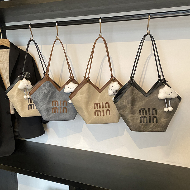 Large-capacity bag for women's winter casual 2024 new niche design single-shoulder shopping bag for work and commuting tote bag Application Scenario