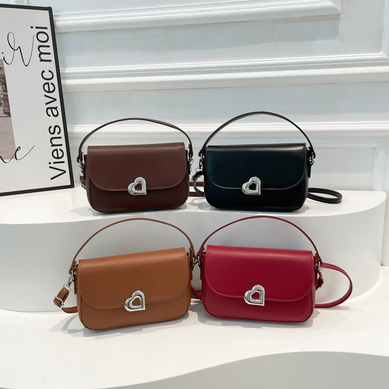 This stylish underarm handbag is a new and versatile saddle bag for women in the winter of 2024. It is a single-shoulder crossbody bag Application Scenario