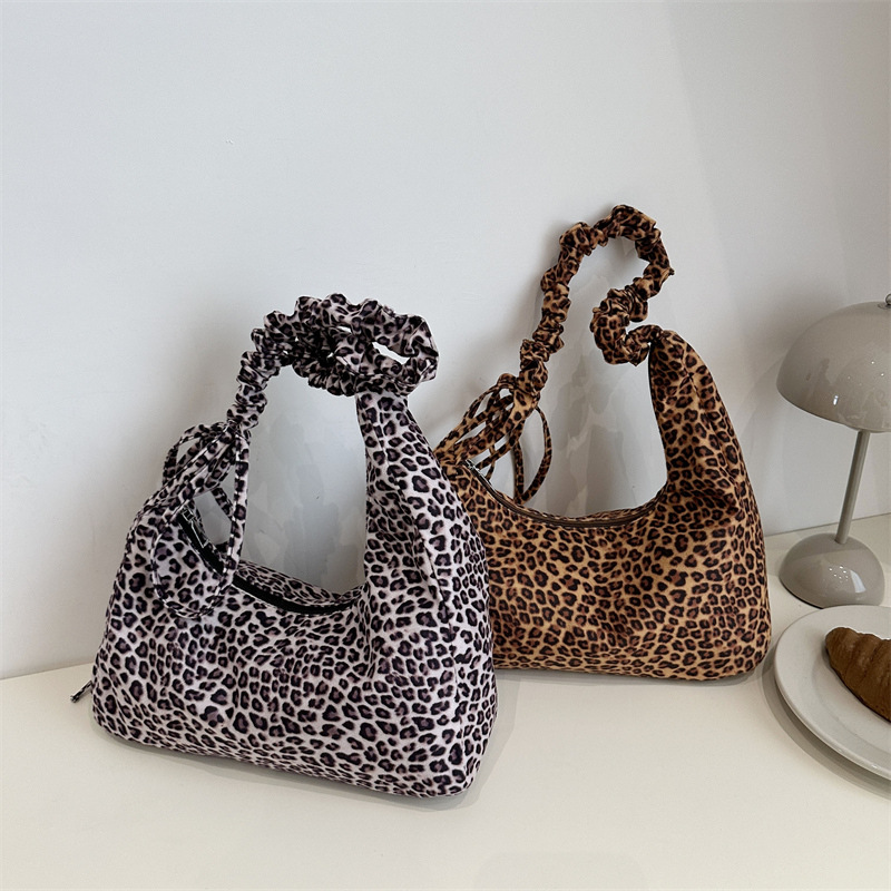 Korean-style leopard print canvas bag, laid-back pleated hand bag, shoulder bag, crossbody bag, large-capacity lightweight cloth bag for commuting Application Scenario