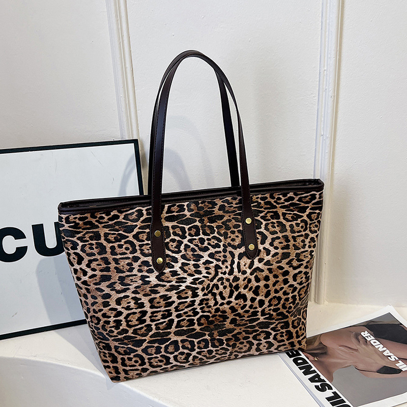 The new large-capacity hand-held shoulder tote bag for the autumn of 2024 features a niche design, casual, fashionable and simple underarm bag full figure