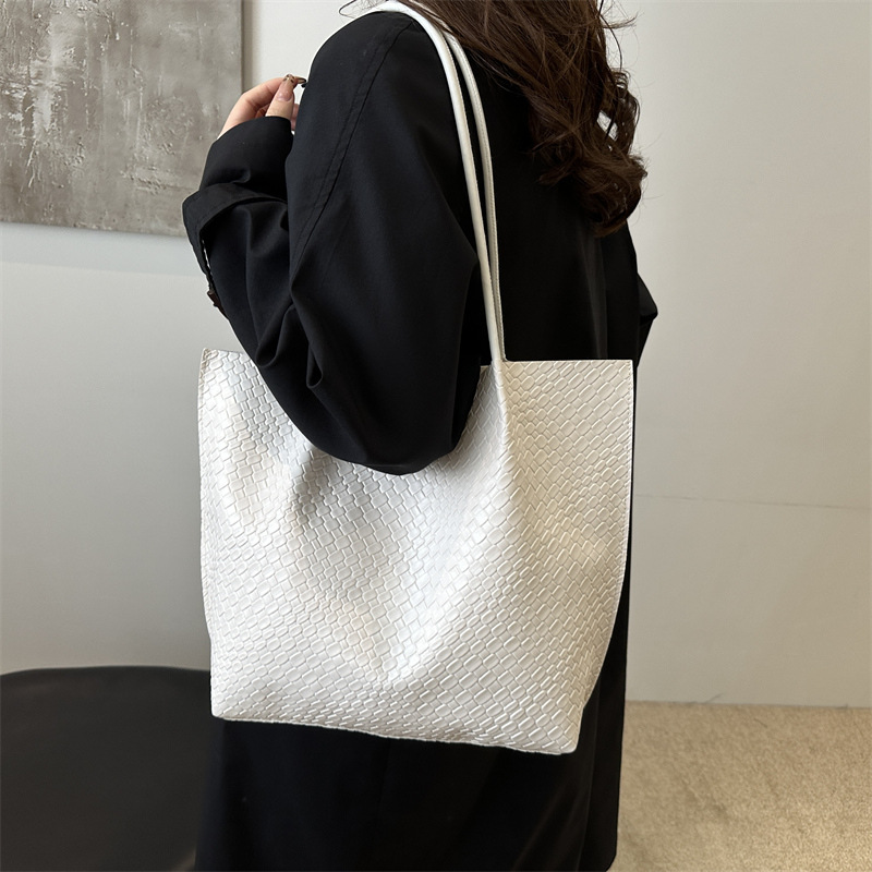 A large-capacity work commuting bag for women, a versatile 2024 new casual single-shoulder shopping bag, and a simple tote bag details Picture