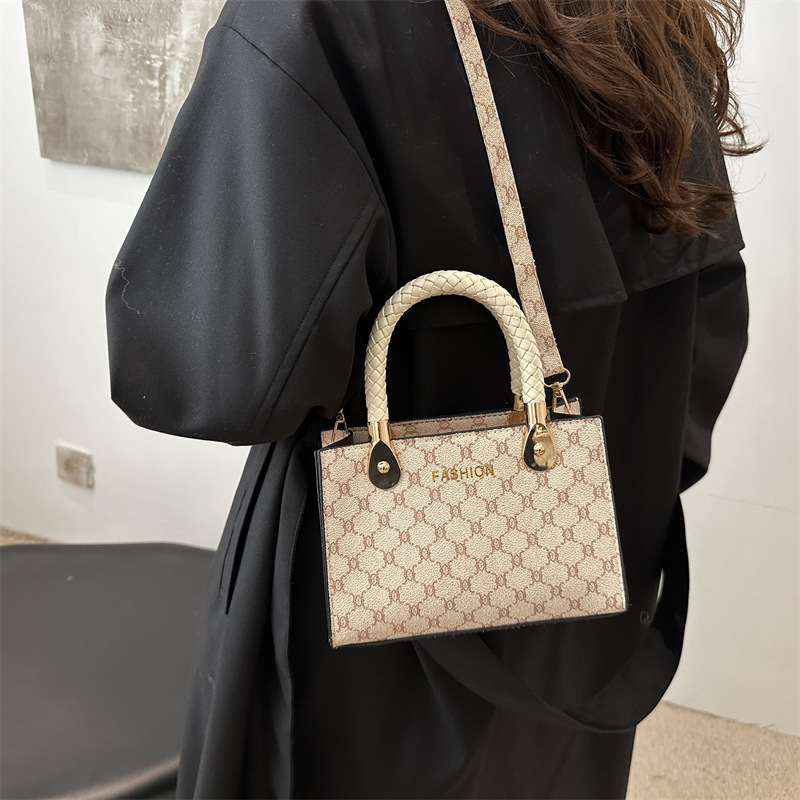 This year's popular handbags: The new winter 2024 collection features fashionable single-shoulder bags, stylish commuter crossbody bags, and simple small square bags details Picture