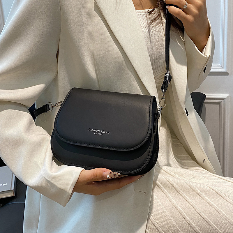 This is a high-end and niche crossbody bag for winter in 2024, a trendy single-shoulder saddle bag for women's daily commuting Specification drawing