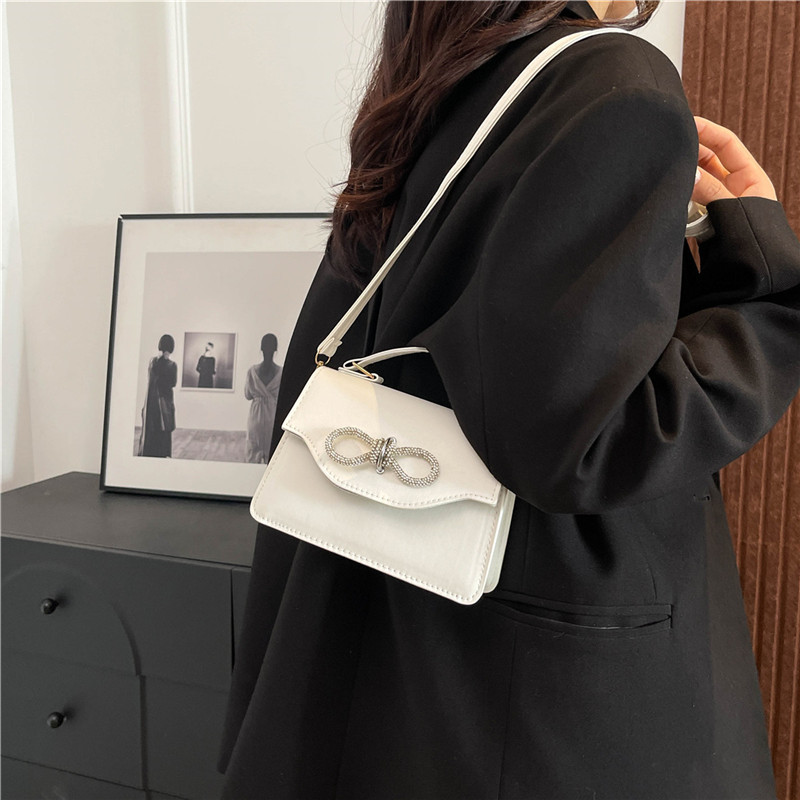 A stylish Korean-style simple solid color bow with stitching, casual and casual, crossbody single-shoulder hand-held small square women's bag details Picture