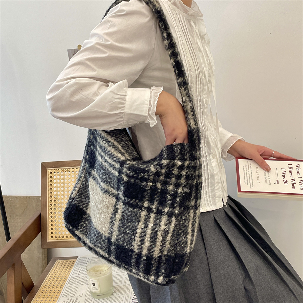 411161 2024 New Korean ins style woolen fabric large capacity single-shoulder underarm bag with a checkered pattern Specification drawing