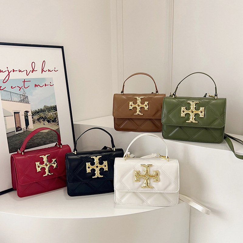 A niche design women's bag for 2024, a small square bag with diamond-patterned stitching, a high-quality commuting single-shoulder hand-carry bag for underarm use Application Scenario