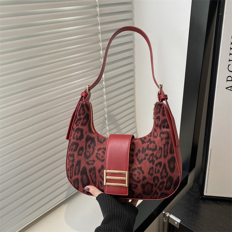 Fashionable leopard print small bag 2024 new style women's bag, trendy commuting crossbody bag, stylish single-shoulder underarm dumpling bag full figure