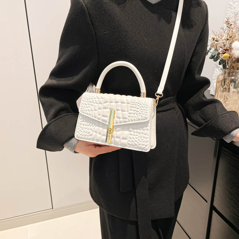 This is a new autumn fashion and personalized single-shoulder bag for commuting. It exudes a sense of sophistication, is unique and stylish for women, and is simple and versatile details Picture
