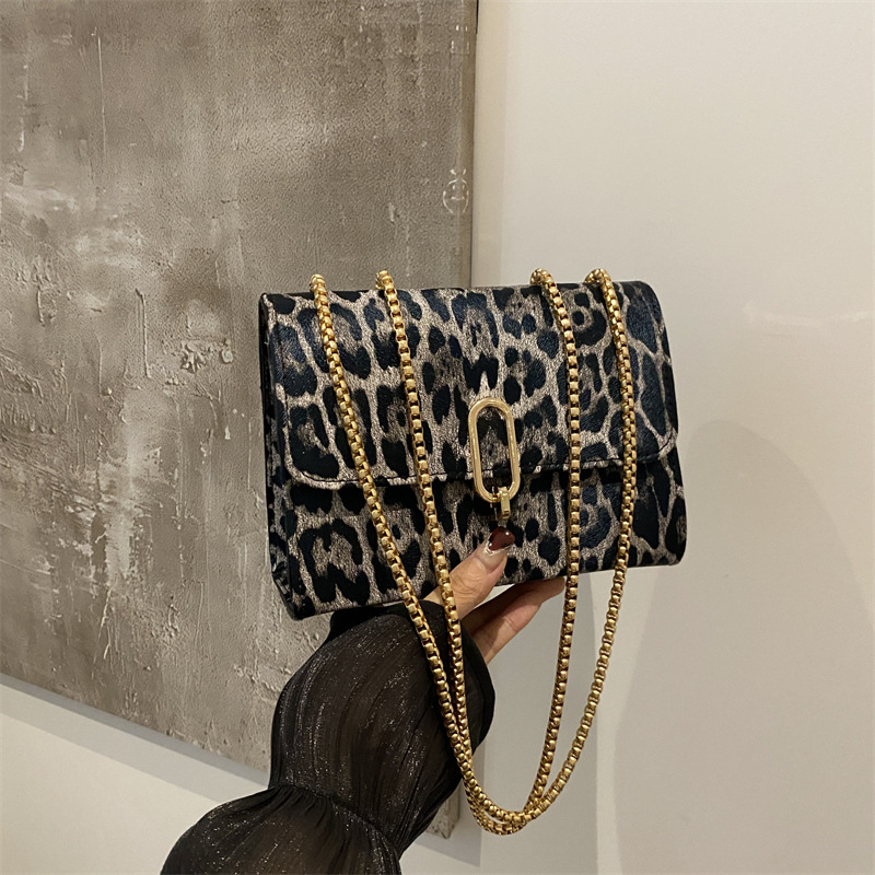 Simple and fashionable leopard print 2024 early autumn new style, simple and stylish commuting retro chain single-shoulder crossbody small square bag for women full figure