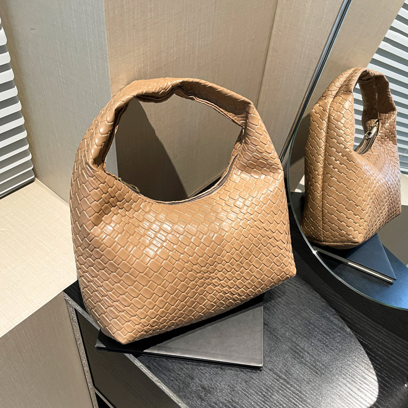High-end and stylish underarm small women's bag 2025 new niche casual woven dumpling bag versatile small carrying bag full figure