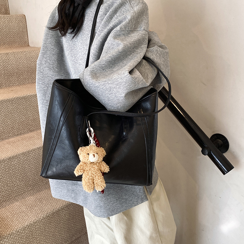 A niche and fashionable Korean-style single-shoulder underarm bag with a grand commuting feel. The new 2024 stylish tote bag is trendy Specification drawing