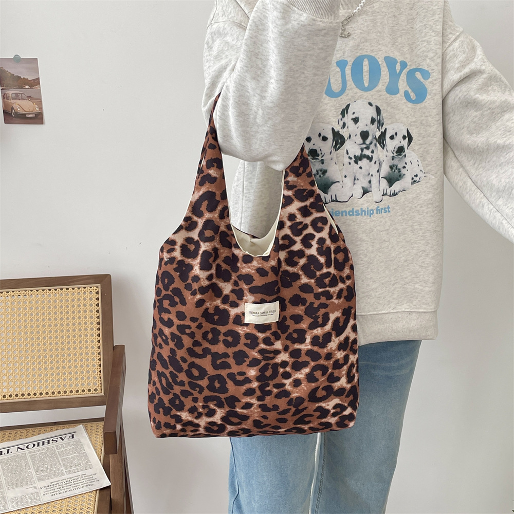 410272 Fashion Leopard Print College Student Commuting Bag for Women 2024 New large-capacity casual single-shoulder bag Application Scenario