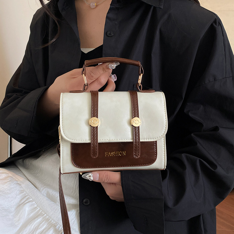 Wholesale retro and simple handbags, women's bags, spring new styles, fashionable and stylish, single-shoulder Cambridge bags, crossbody small square bags full figure