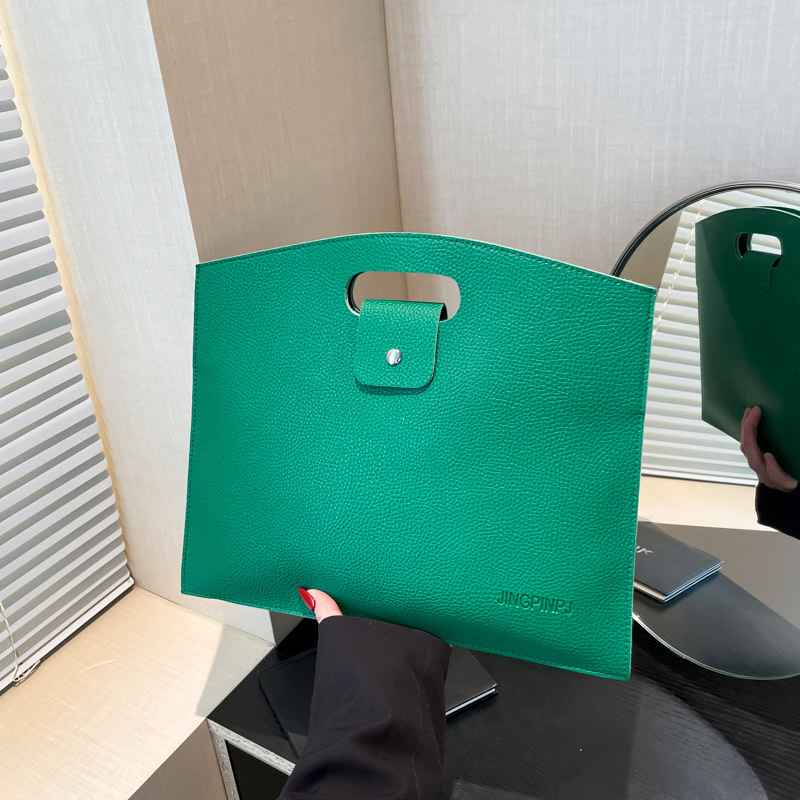 A simple and elegant women's 2025 new stylish large-capacity handbag, suitable for commuting to work full figure