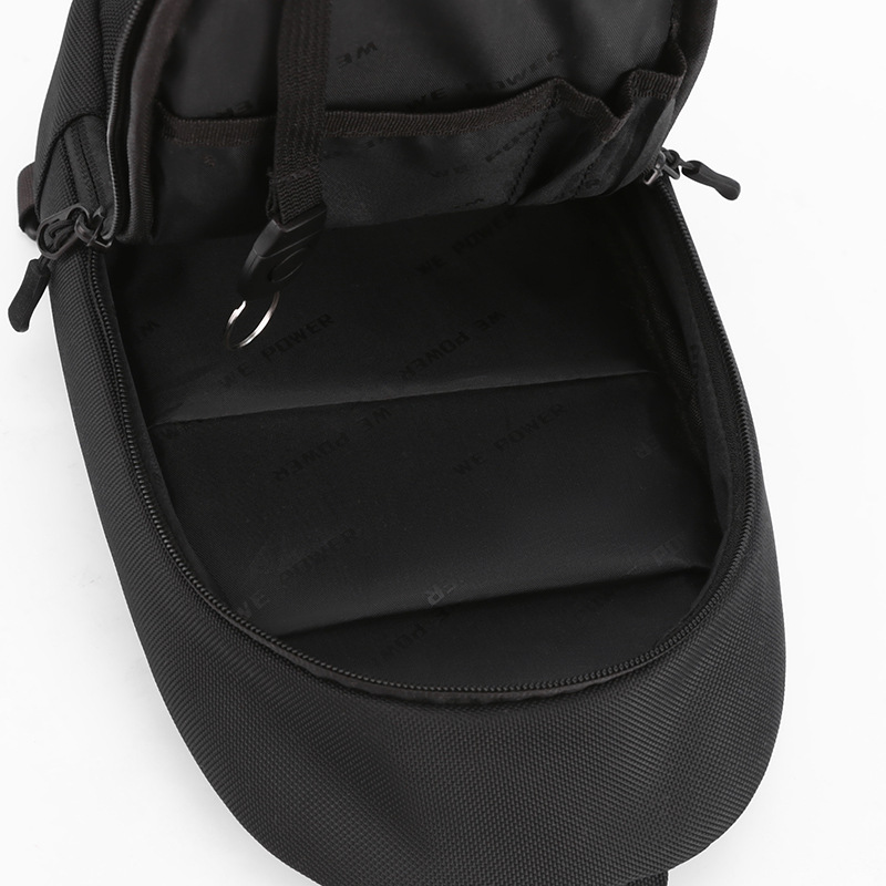 WEPOWER's new cross-border men's chest bag is a lightweight nylon fabric single-shoulder crossbody bag for outdoor commuting Application Scenario