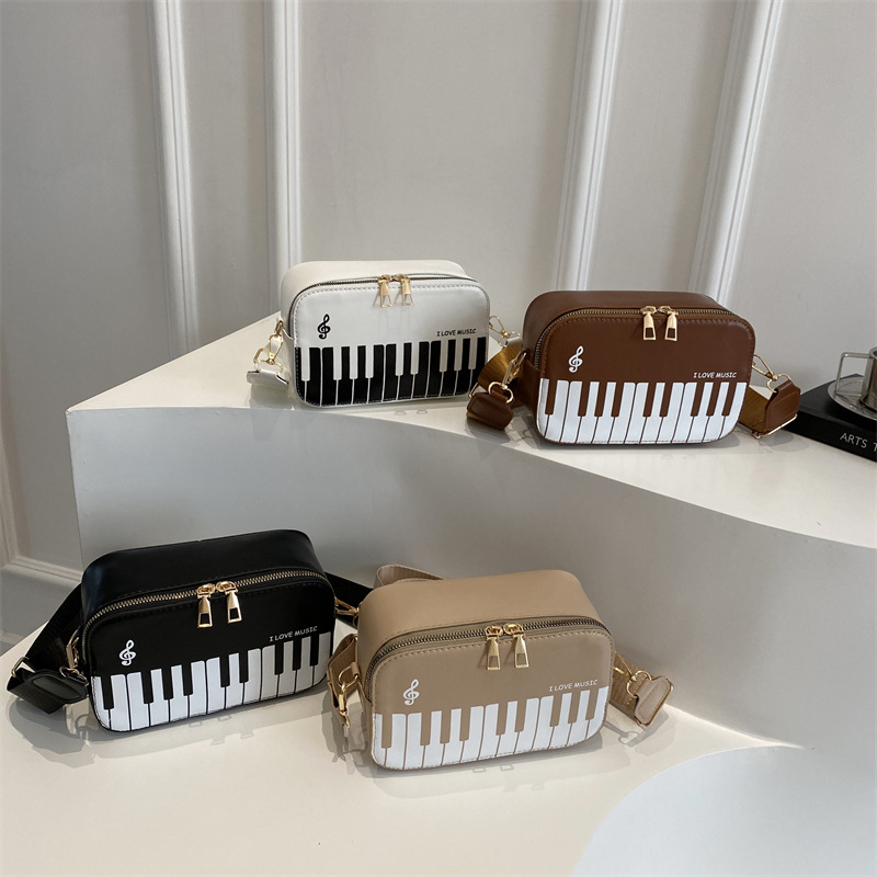 The new spring 2025 fashion color-blocking small square crossbody bag is a sweet and unique piano note single-shoulder bag for girls Application Scenario