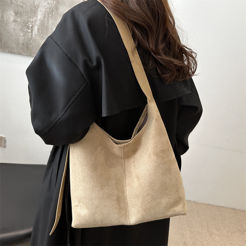 This year's popular bags include a large-capacity women's 2024 new winter single-shoulder crossbody bag and a retro matte commuter tote bag details Picture