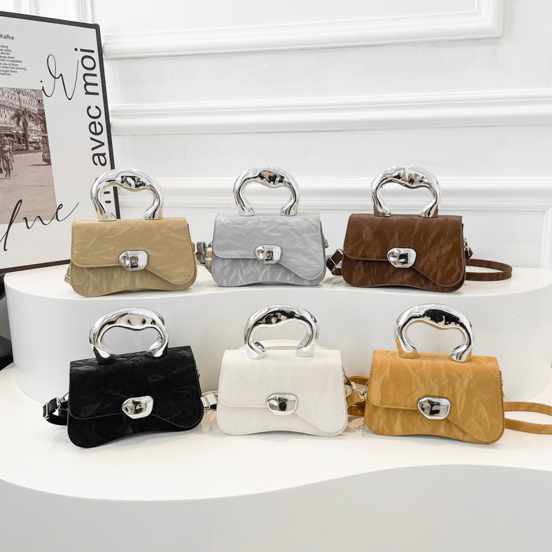 This 2024 new handbag features a trendy, niche design, is elegant, fashionable, individualistic, casual and stylish crossbody bag Application Scenario