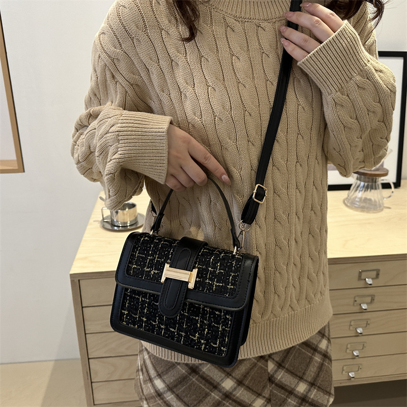 This is a new winter 2024 Korean-style simple and high-quality square women's bag made of woolen checkered fabric Specification drawing
