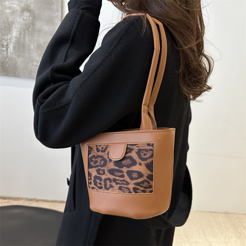 Retro large-capacity commuter bag for women, 2024 new style fashionable casual tote bag, niche trend versatile shoulder bag details Picture