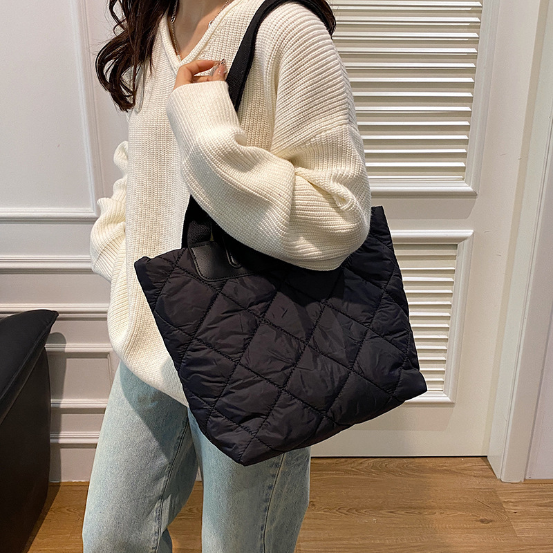 Casual large-capacity cotton-padded jacket bag 2024 winter new style niche solid-color cotton-padded jacket single-shoulder bag hand-carry crossbody tote bag Specification drawing