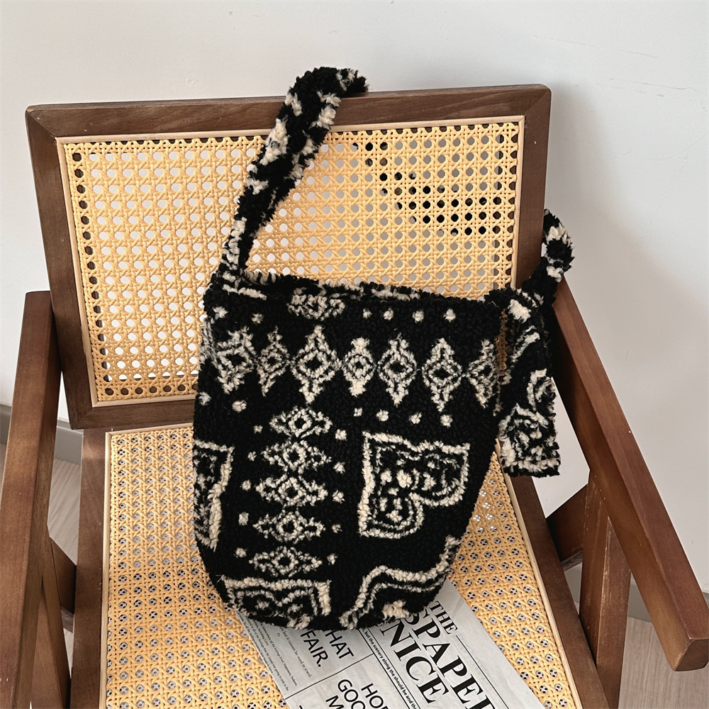 410241 Autumn/Winter Edition Korean style leopard print woolen underarm bag, women's bucket bag, large-capacity single-shoulder bag details Picture