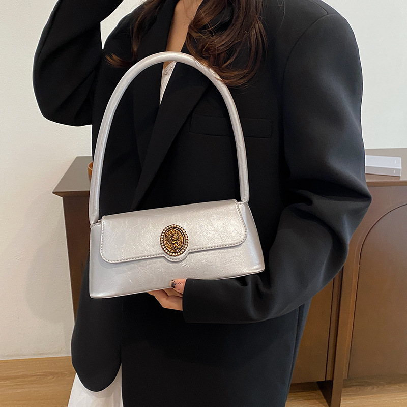 A new French retro and niche women's simple underarm bag for autumn and winter 2024, a fashionable and trendy casual commuting baguette bag details Picture