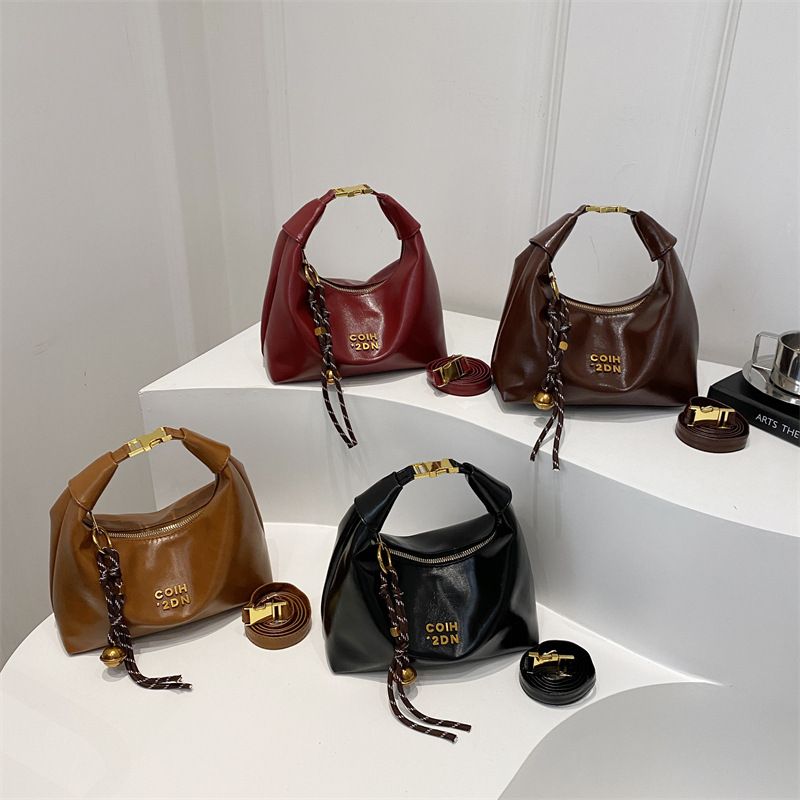 The 2025 new retro, unique and stylish crescent-shaped underarm bag features a niche design and is a trendy single-shoulder crossbody bag for commuting Application Scenario