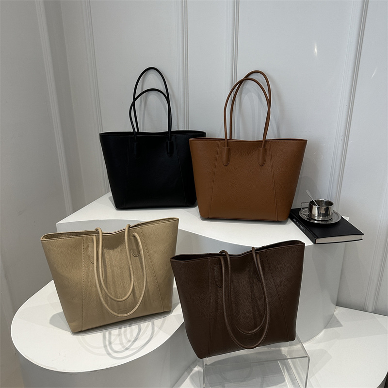 Large-capacity soft surface retro 2024 new solid color fashionable casual commuting simple texture single-shoulder tote bag for women Application Scenario
