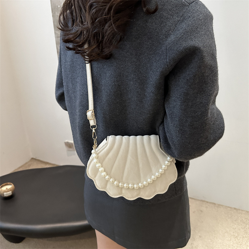 A beautiful, trendy and personalized handbag for women, a new autumn/winter 2024 fashion single-shoulder bag, a simple and casual crossbody bag, and a shell bag Specification drawing