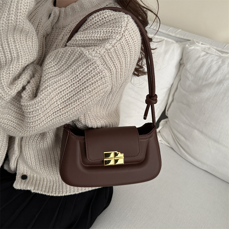 A new winter 2024 fashion, niche and versatile ins handbag, a retro single-shoulder, underarm crossbody, trendy small square bag Specification drawing
