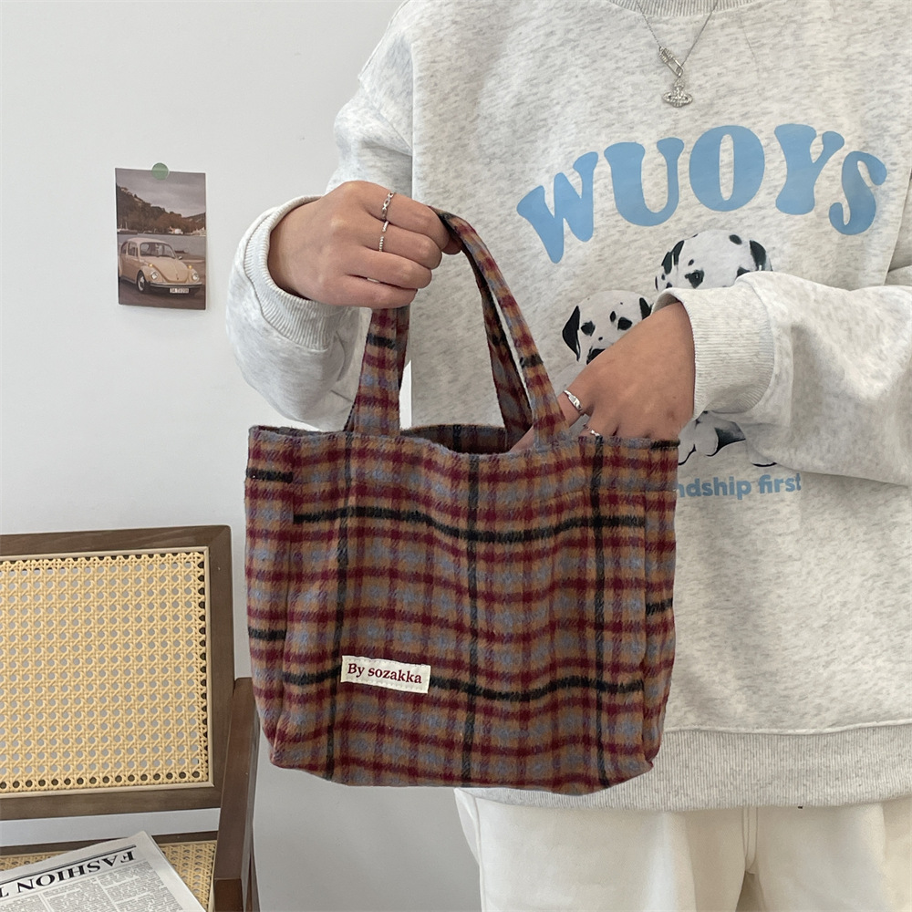 311021 Autumn/Winter new checkered bag, Korean-style laid-back retro handbag, large-capacity commuting and work handbag Application Scenario