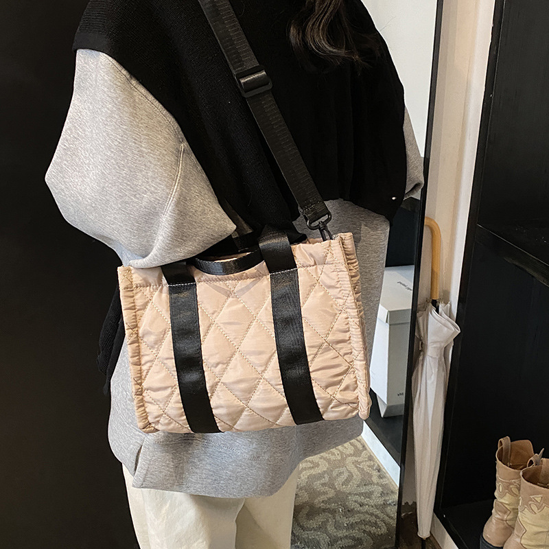 Nylon fabric handbag for women, 2024 autumn/winter Korean style, stylish, large capacity, versatile, embroidered thread single-shoulder crossbody bag Specification drawing