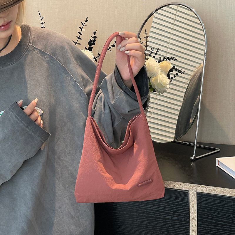 Colorful Fox Korean Instagram's new women's handbag is lightweight, casual and versatile. It's a lightweight nylon fabric bag full figure