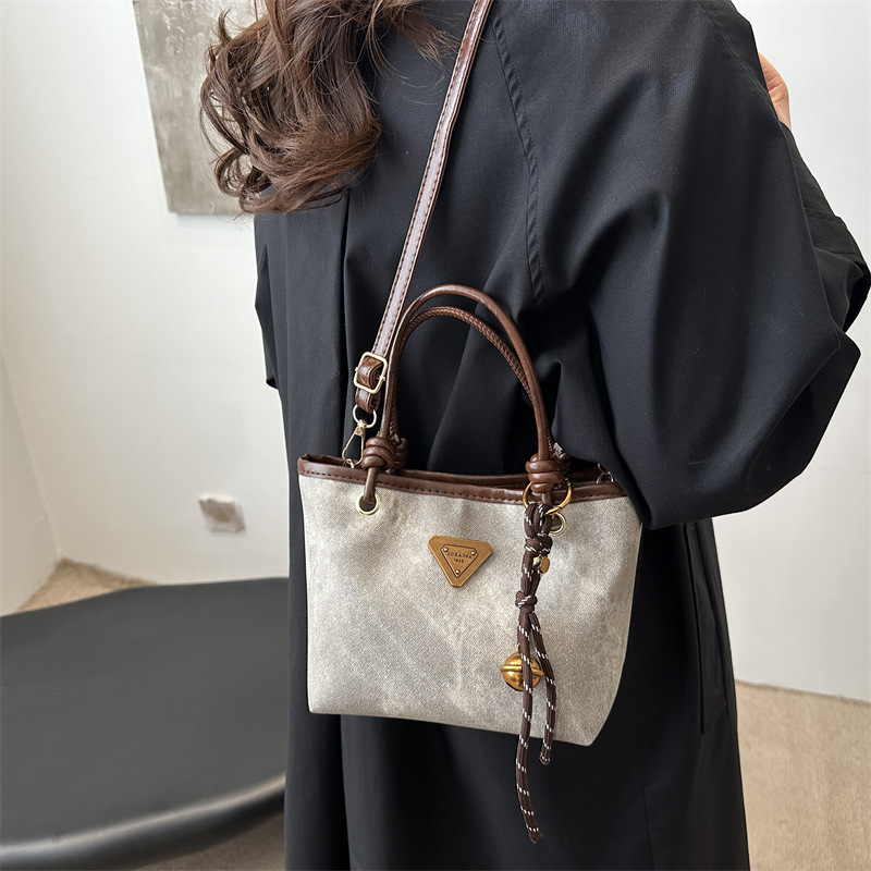 This is a versatile, simple and fashionable handbag for women's 2024 winter collection, featuring a high-end slanted bucket bag details Picture