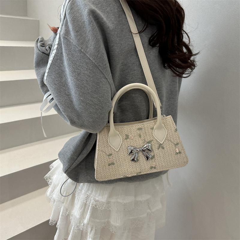 The 2025 new style of straw-woven handbag is a sweet and fashionable single-shoulder bag with flower embroidery. It is a large-capacity hand-held crossbody bag Specification drawing