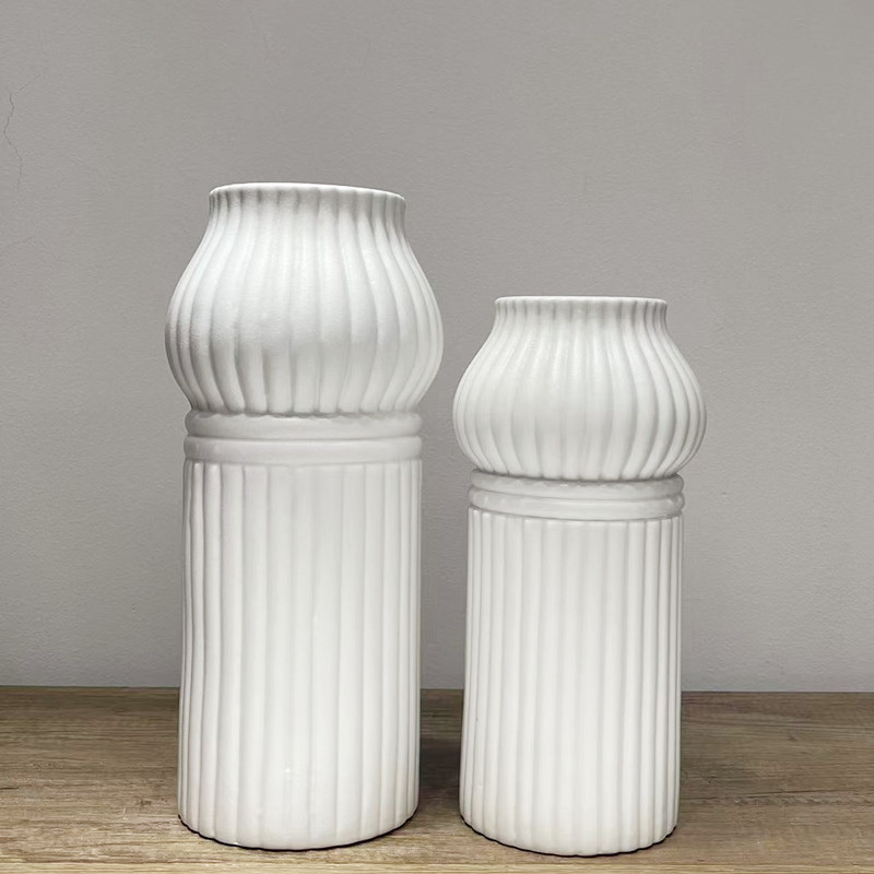 Creative new minimalist white ceramic vase, artistic decorative item, flower vase, hotel entrance table flower vase Application Scenario