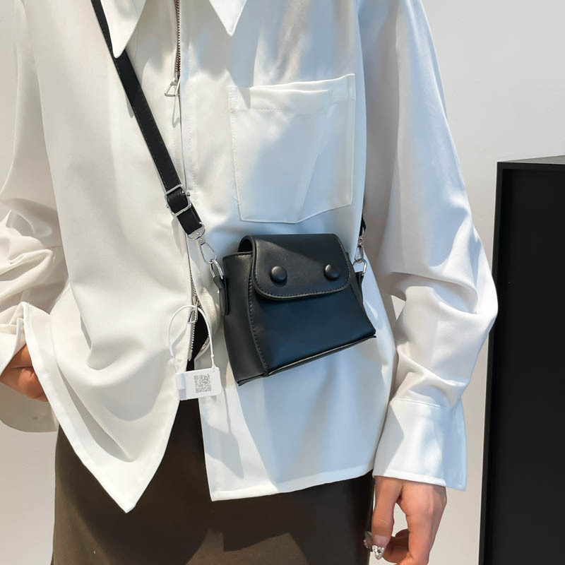 A niche design with a sense of high-end mini lipstick bag, a new trendy and fashionable commuting single-shoulder crossbody small square bag for women in 2025 details Picture